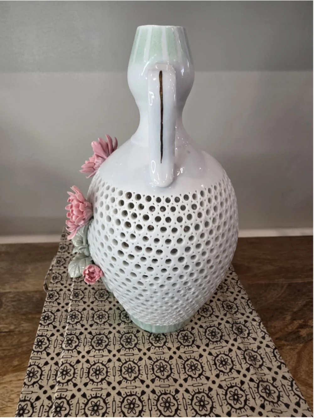 VTG Reticulated Porcelain Double Handle Floral Vase Pink Flowers Boxed 7
